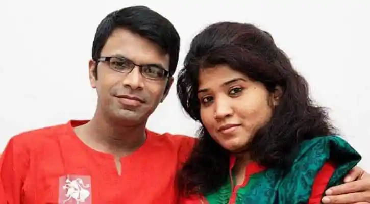 দুটি মানুষ, একজন পুরুষ ও একজন নারী, হাসিমুখে ছবি তোলেন. Channel i News - চ্যানেল আই নিউজ