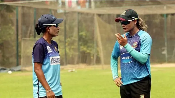দুটি নারী ক্রিকেটার আলোচনা করছেন মাঠে, বাংলাদেশ দলের জার্সিতে. Channel i News - চ্যানেল আই নিউজ