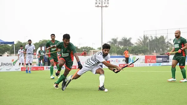 বাংলাদেশ-পাকিস্তান হকির ম্যাচে খেলোয়াড়রা প্রতিদ্বন্দ্বিতা করছে. Channel i News - চ্যানেল আই নিউজ
