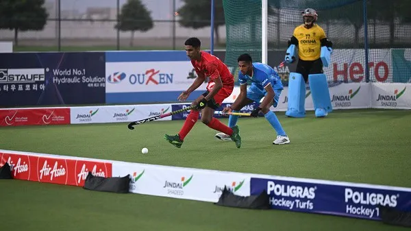 বাংলাদেশ ও ভারতের হকি খেলোয়াড়রা মাঠে প্রতিদ্বন্দ্বিতা করছে. Channel i News - চ্যানেল আই নিউজ