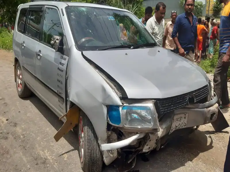 প্রাইভেটকারের ক্ষতিগ্রস্ত সামনের অংশ, দুর্ঘটনা স্থানে মানুষজন. Channel i News - চ্যানেল আই নিউজ