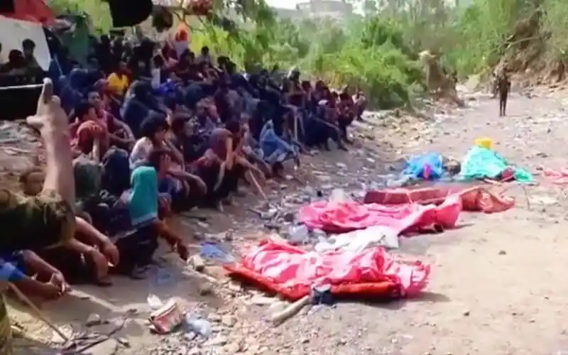 সীমান্তে নিহত অভিবাসীদের লাশের পাশে শতাধিক মানুষ সমবেত।. Channel i News - চ্যানেল আই নিউজ