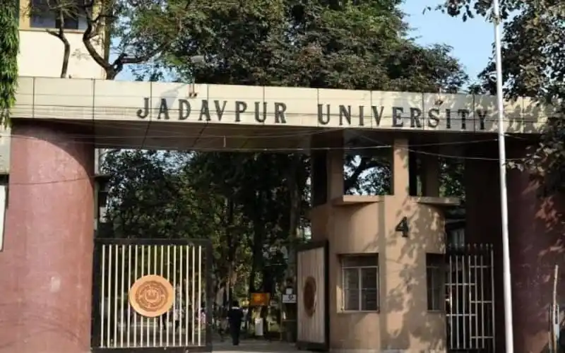 যাদবপুর বিশ্ববিদ্যালয়ের প্রবেশদ্বার দৃশ্য. Channel i News - চ্যানেল আই নিউজ