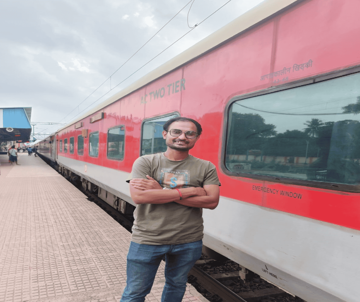 নিরাপদ ট্রেন যাত্রার জন্য প্রস্তুত একজন যাত্রী, হায়দ্রাবাদ ট্রেন স্টেশনে. Channel i News - চ্যানেল আই নিউজ