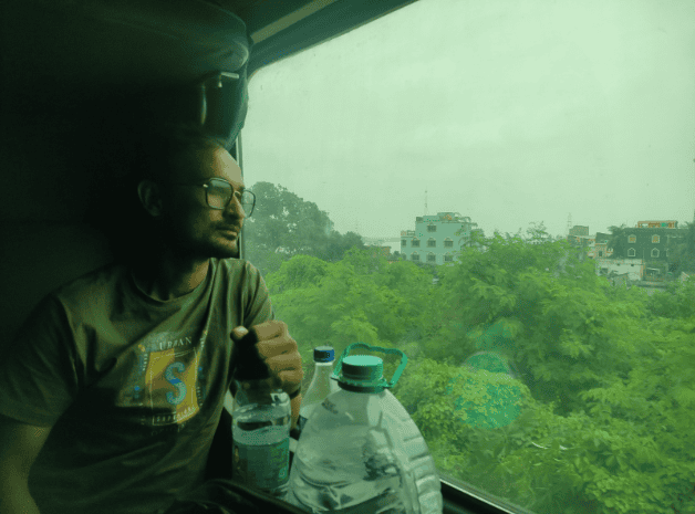 বাংলাদেশের ট্রেনের জানালা দিয়ে দূরদর্শী দৃশ্য দেখা যাচ্ছে।. Channel i News - চ্যানেল আই নিউজ