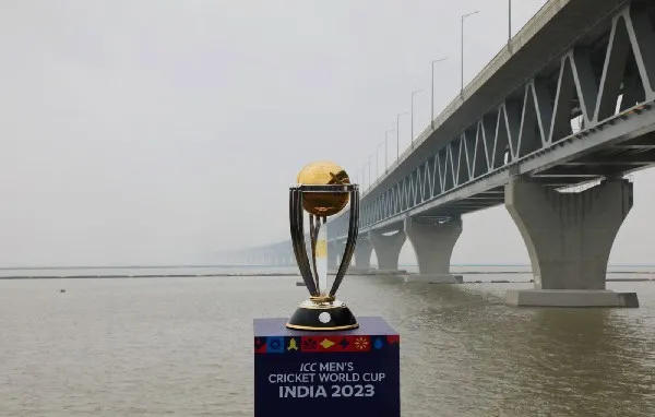 বিশ্বকাপ ট্রফি মোদি সেতুর পাশে নদীতে স্থাপন করা হয়েছে।. Channel i News - চ্যানেল আই নিউজ
