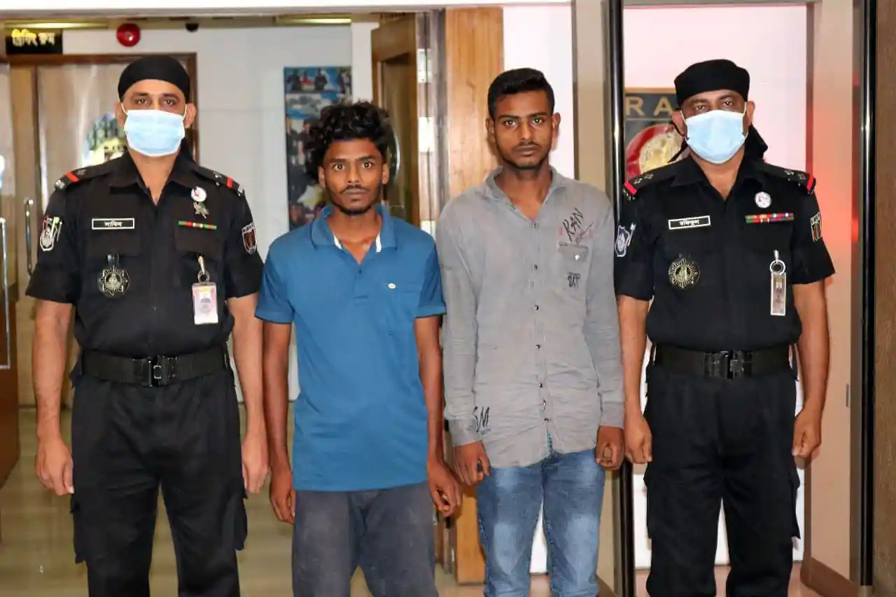 পুলিশের সঙ্গে দুই যুবকের সাক্ষাৎ, জিজ্ঞাসাবাদ চলছে. Channel i News - চ্যানেল আই নিউজ