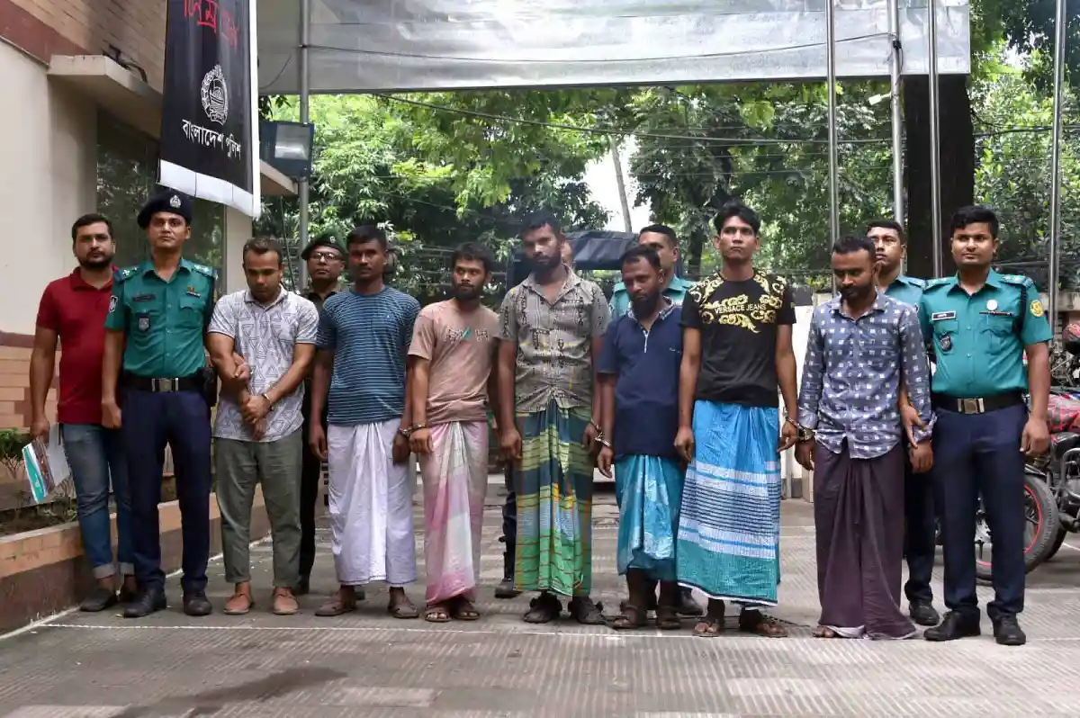 চুরি করতে আসা চোরের গ্রেপ্তার, পুলিশ ও সন্দেহভাজনদের ছবি. Channel i News - চ্যানেল আই নিউজ