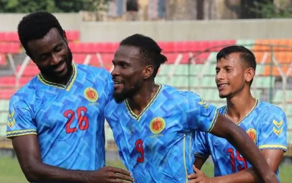 বাংলাদেশ ফুটবল দলের খেলোয়াড়রা মাঠে হাসিমুখে একসঙ্গে. Channel i News - চ্যানেল আই নিউজ