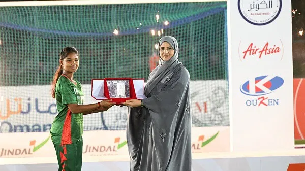 বাংলাদেশের অর্পিতা সর্বোচ্চ গোলদাতা হিসেবে পুরস্কার গ্রহণ করছেন. Channel i News - চ্যানেল আই নিউজ