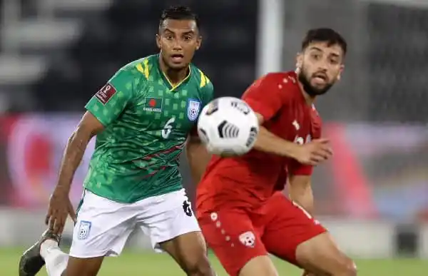বাংলাদেশ ও আফগানিস্তানের ফুটবল খেলোয়াড়রা মাঠে প্রতিদ্বন্দ্বিতা করছে. Channel i News - চ্যানেল আই নিউজ