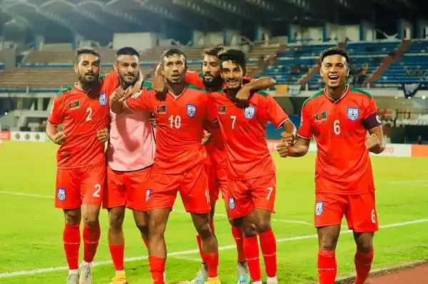 বাংলাদেশ ফুটবল দল মাঠে খেলছে, খেলোয়াড়রা উল্লাসে ভরা. Channel i News - চ্যানেল আই নিউজ