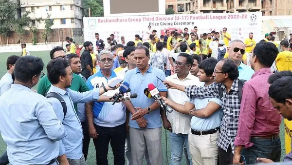 বাফুফে কর্মকর্তাদের সঙ্গে সাংবাদিকদের সাক্ষাৎকারের দৃশ্য. Channel i News - চ্যানেল আই নিউজ