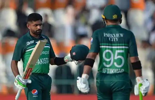 পাকিস্তান ক্রিকেটাররা মাঠে, ইফতিখার ও বাবর আজমের ছবি. Channel i News - চ্যানেল আই নিউজ