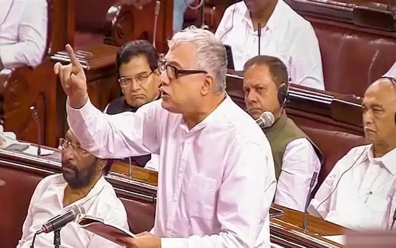 রাজ্যসভায় তৃণমূল নেতার বহিষ্কার প্রসঙ্গে বক্তৃতা দিচ্ছেন একজন নেতা. Channel i News - চ্যানেল আই নিউজ