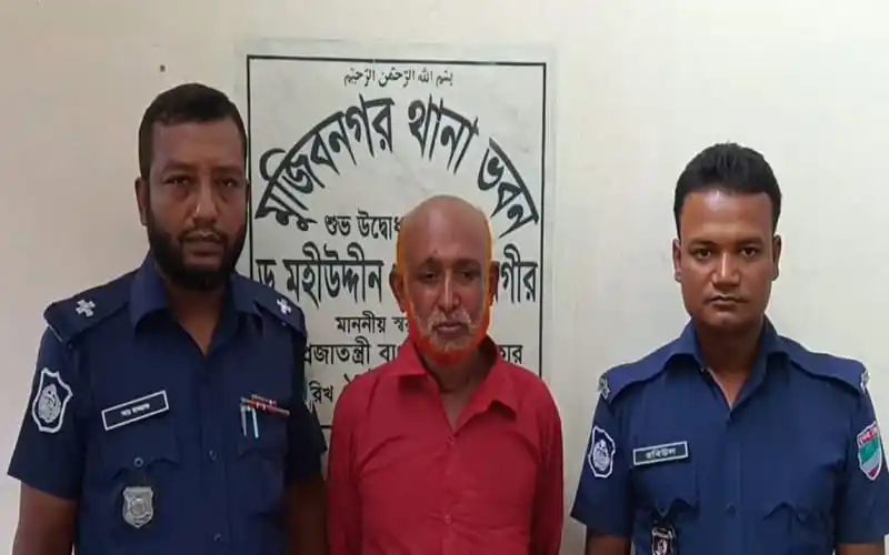 অভিযুক্ত ব্যক্তিকে গ্রেপ্তার দেখানো হচ্ছে, পুলিশ সদস্যরা পাশে দাঁড়িয়ে. Channel i News - চ্যানেল আই নিউজ