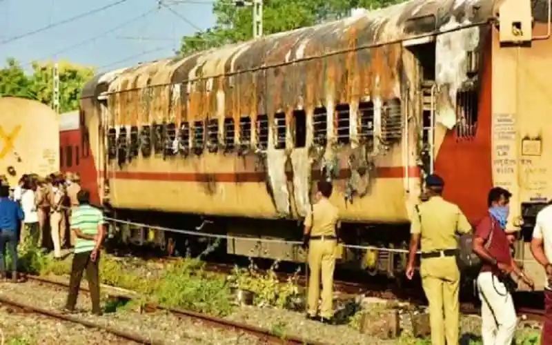 ট্রেনে অগ্নিকাণ্ডের ঘটনায় ক্ষতিগ্রস্ত ট্রেনের ক্ষতিগ্রস্ত বগি, ঘটনাস্থলে পুলিশ ও প্রত্যক্ষদর্শীরা।. Channel i News - চ্যানেল আই নিউজ