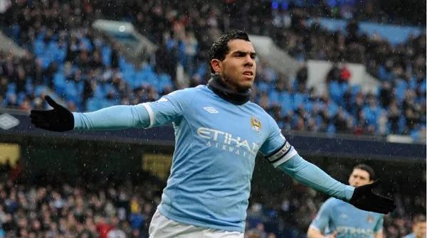 Manchester City ফুটবল খেলোয়াড় মাঠে গোল উদযাপন করছেন. Channel i News - চ্যানেল আই নিউজ