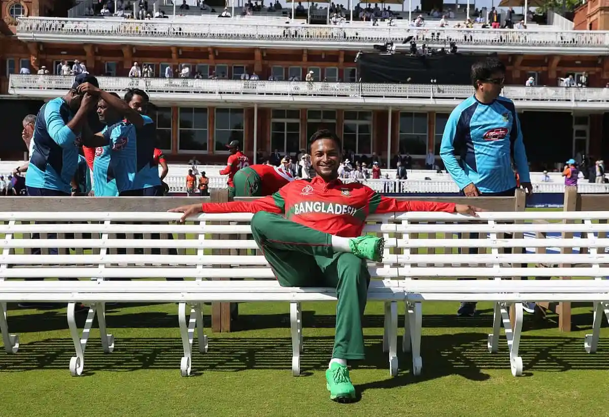 বাংলাদেশ ক্রিকেটার সাকিব আল হাসান হাসিমুখে বসে আছেন. Channel i News - চ্যানেল আই নিউজ