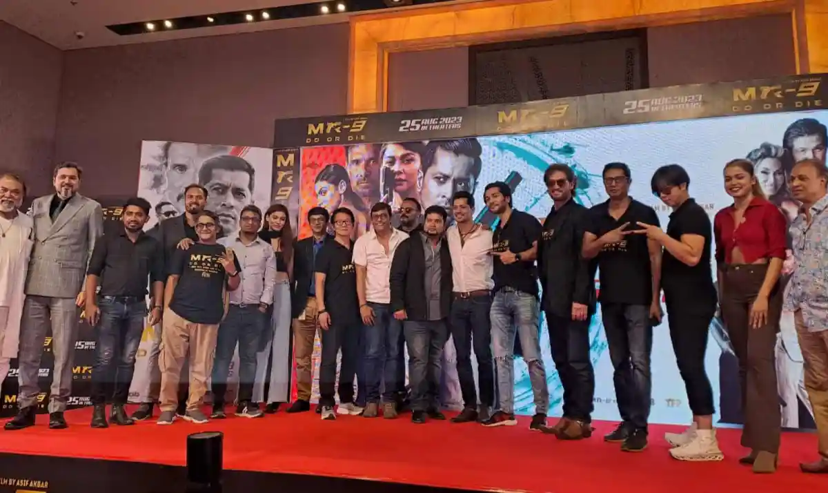 চ্যানেল আই অনলাইন ইভেন্টে অংশগ্রহণকারী ব্যক্তিরা একসঙ্গে ছবি তুলছেন. Channel i News - চ্যানেল আই নিউজ