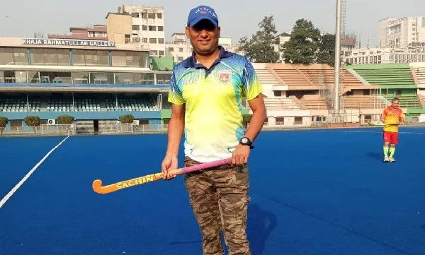 বাংলাদেশি হকি আম্পায়ার লাকি মাঠে প্রস্তুত, হকি স্টিক হাতে. Channel i News - চ্যানেল আই নিউজ