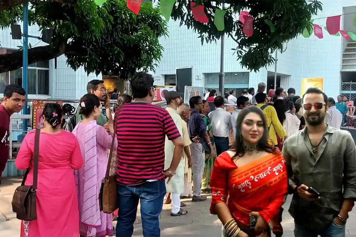 সাইমন-অপুর 'লাল শাড়ি' পরা অভিনেত্রী দর্শকদের মাঝে. Channel i News - চ্যানেল আই নিউজ
