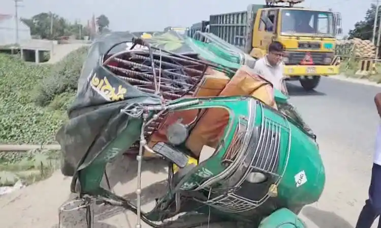 সড়ক দুর্ঘটনায় অটোরিকশা উল্টে গেছে, আহত ও নিহতের আশঙ্কা. Channel i News - চ্যানেল আই নিউজ