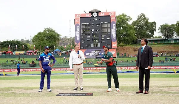 ক্রিকেট মাঠে পুরস্কার বিতরণ অনুষ্ঠানে খেলোয়াড় ও কর্মকর্তারা. Channel i News - চ্যানেল আই নিউজ