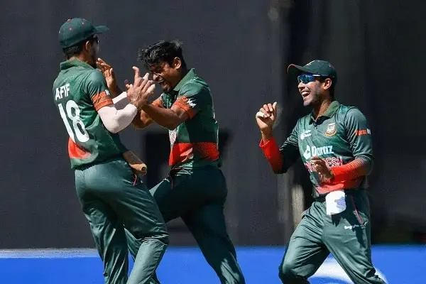 বাংলাদেশ ক্রিকেট দলের খেলোয়াড়রা জয় উদযাপন করছে. Channel i News - চ্যানেল আই নিউজ