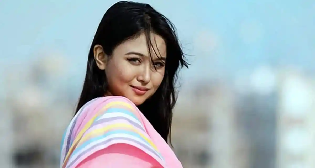 আধুনিক পোশাক পরা নারী, সুন্দর মুখাবয়ব, শহরের পটভূমিতে. Channel i News - চ্যানেল আই নিউজ