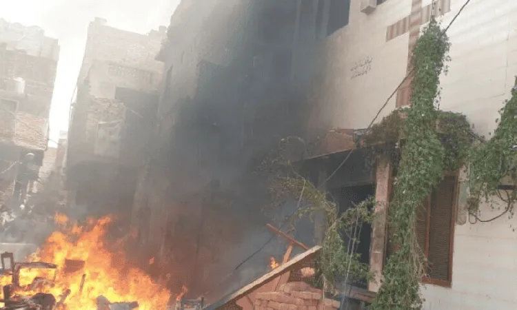পাকিস্তানে গির্জায় অগ্নিসংযোগ ও ভাঙচুরের দৃশ্য. Channel i News - চ্যানেল আই নিউজ