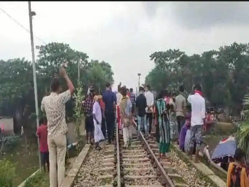 রেলসেতু পারাপার সময় ট্রেনের ধাক্কায় নিহতের সংখ্যা বেড়ে ৪. Channel i News - চ্যানেল আই নিউজ