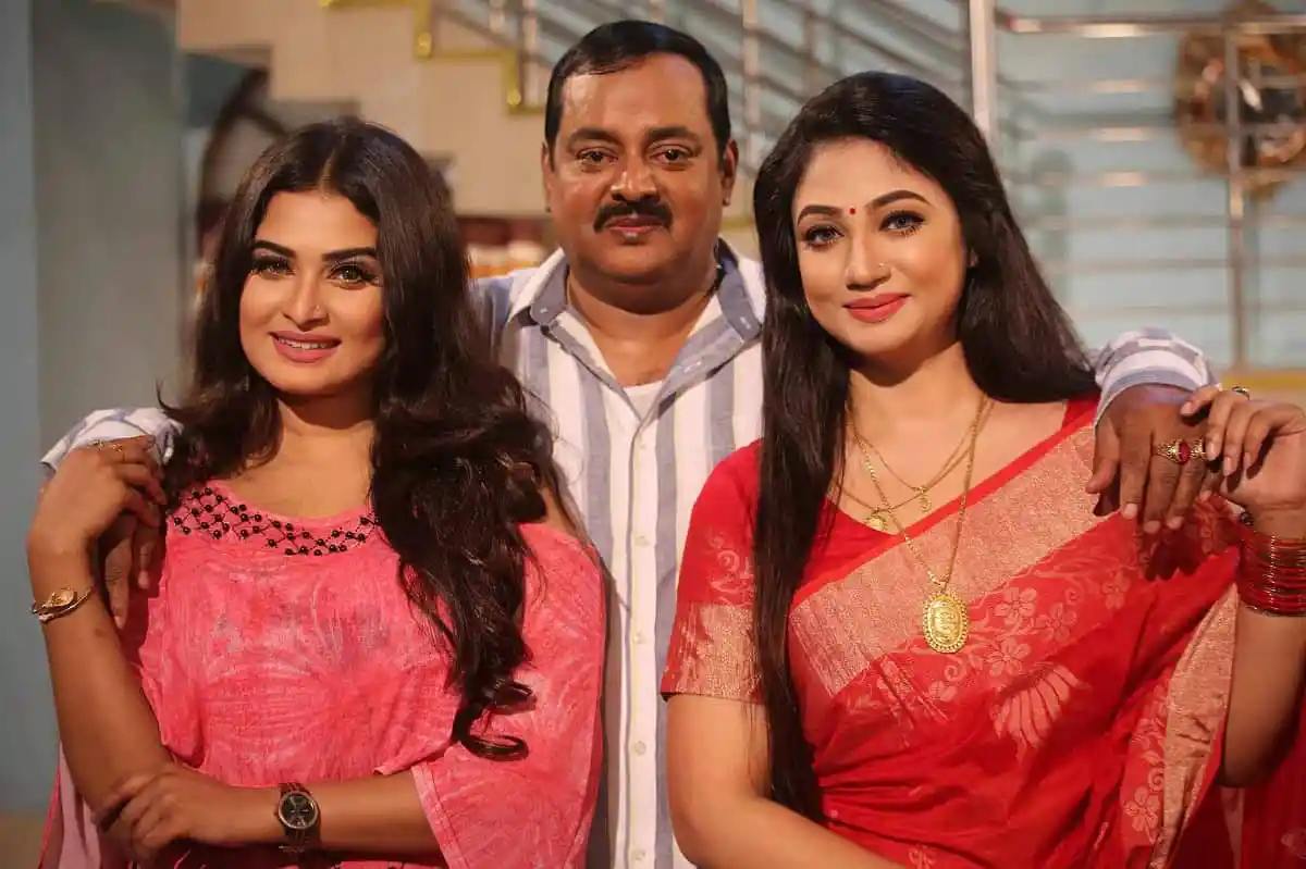 নাটকীয় দৃশ্যে তিনজন অভিনেতা, দুইজন নারী ও একজন পুরুষ. Channel i News - চ্যানেল আই নিউজ