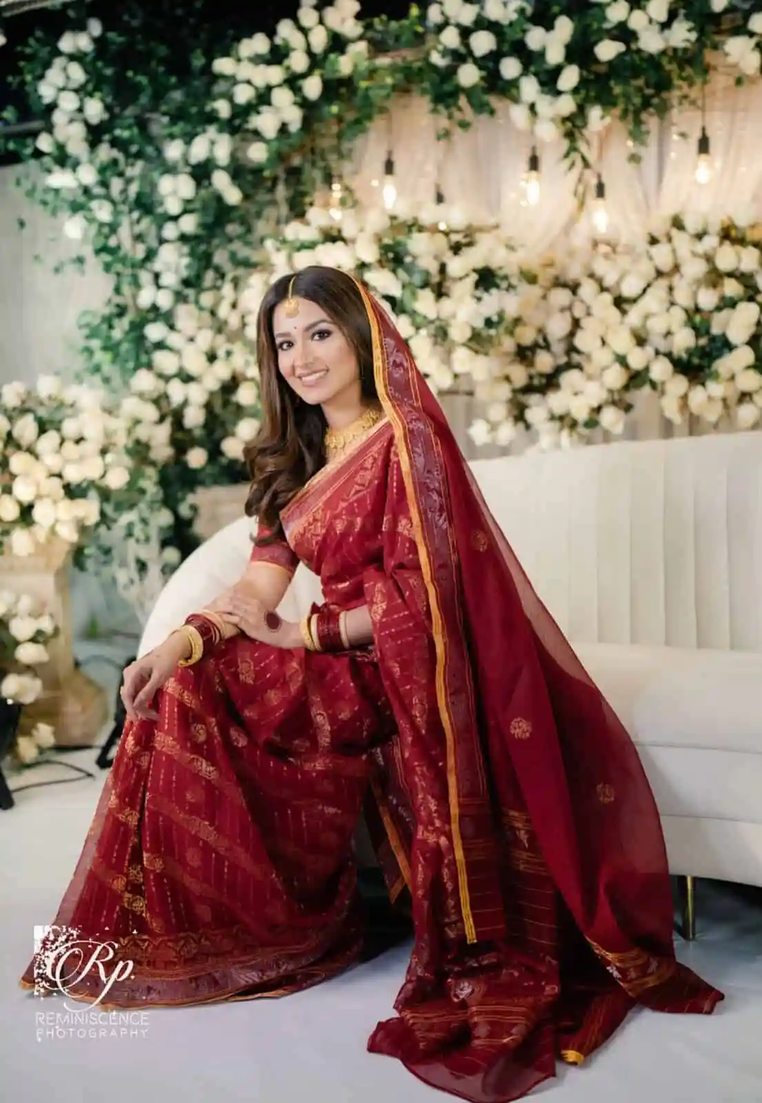 বিয়ের পোশাক পরা নারী, সুন্দর সাজে, ফুলের পেছনে বসে. Channel i News - চ্যানেল আই নিউজ
