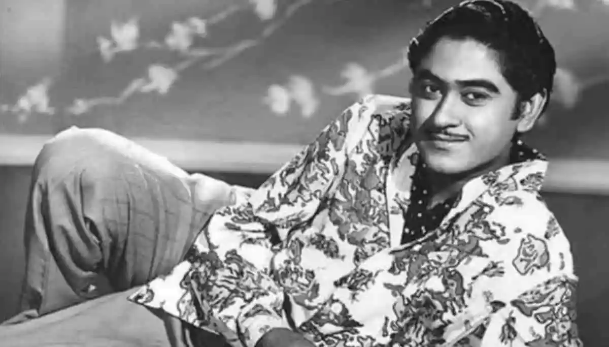 প্রাচীন বাংলার যুবক, হাসিমুখে বসে, ঐতিহ্যবাহী পোশাক পরা. Channel i News - চ্যানেল আই নিউজ