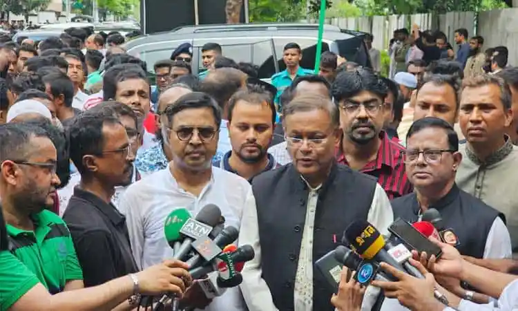 তথ্যমন্ত্রী সাংবাদিকদের সঙ্গে কথা বলছেন, আশেপাশে অনেকে উপস্থিত. Channel i News - চ্যানেল আই নিউজ