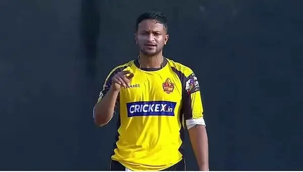 বাংলাদেশ ক্রিকেটার সাকিব আল হাসান মাঠে ব্যাট হাতে. Channel i News - চ্যানেল আই নিউজ