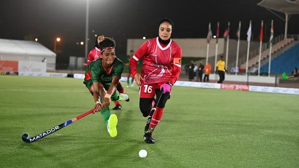 বাংলাদেশের নারী হকির খেলোয়াড়রা বল দখলে নিয়ে প্রতিদ্বন্দ্বিতা করছে. Channel i News - চ্যানেল আই নিউজ