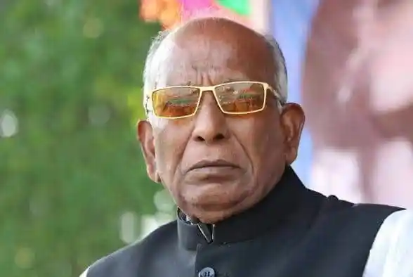 প্রধানমন্ত্রী শেখ হাসিনা গম্ভীর মুখে দাঁড়িয়ে আছেন. Channel i News - চ্যানেল আই নিউজ