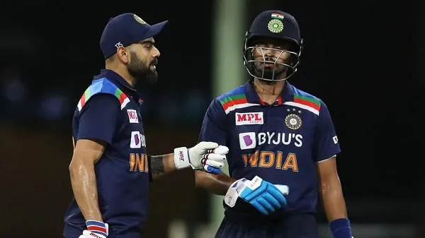 ভারতীয় ক্রিকেটাররা মাঠে একে অপরের সাথে আলোচনা করছে. Channel i News - চ্যানেল আই নিউজ