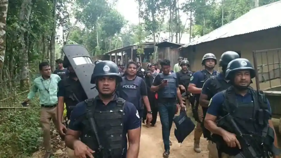 নিরাপত্তা বাহিনী ও পুলিশ সদস্যরা বনাঞ্চলে অবস্থান করছে. Channel i News - চ্যানেল আই নিউজ