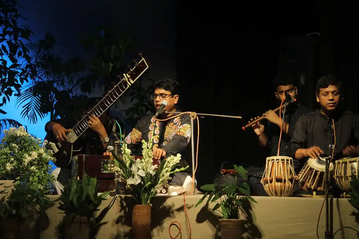 নজরুল স্মরণে ছায়ানটে সঙ্গীত পরিবেশনা, শিল্পীরা গিটার, বাঁশি ও ডুগডুগি বাজাচ্ছেন. Channel i News - চ্যানেল আই নিউজ
