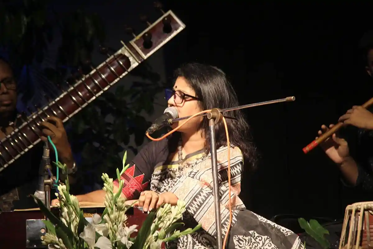নজরুল স্মরণে সাংস্কৃতিক অনুষ্ঠানে শিল্পীরা পারফর্ম করছেন. Channel i News - চ্যানেল আই নিউজ