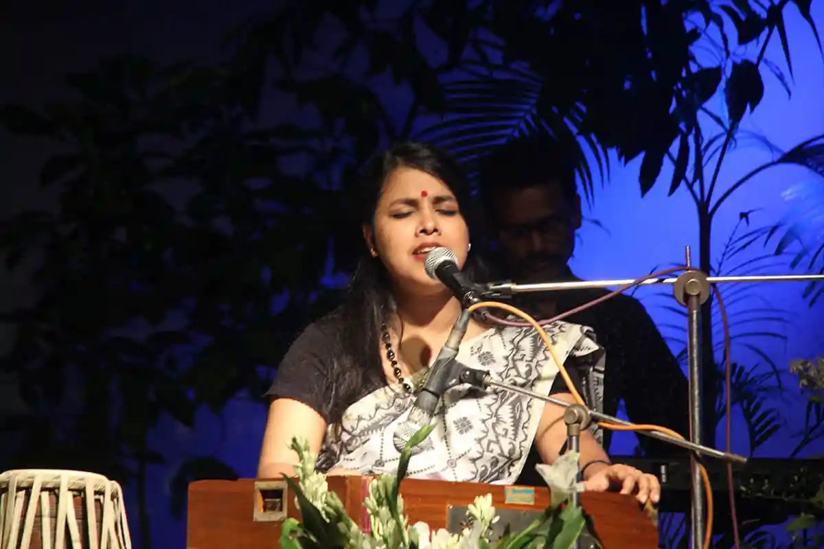 নজরুল স্মরণে কবিতা পাঠের জন্য মহিলা শিল্পী মঞ্চে দাঁড়িয়ে আছেন. Channel i News - চ্যানেল আই নিউজ