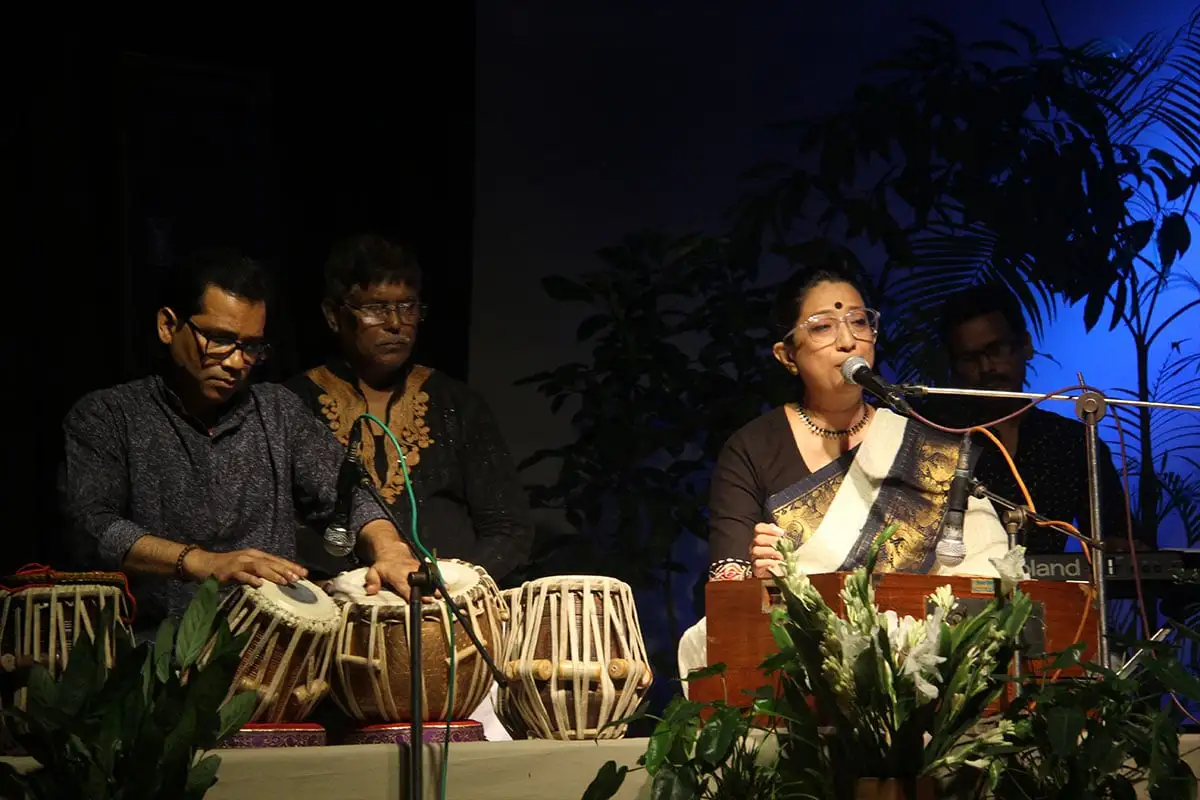 নজরুল স্মরণে ছায়ানটে সাংস্কৃতিক অনুষ্ঠানে শিল্পীরা পারফর্ম করছেন. Channel i News - চ্যানেল আই নিউজ