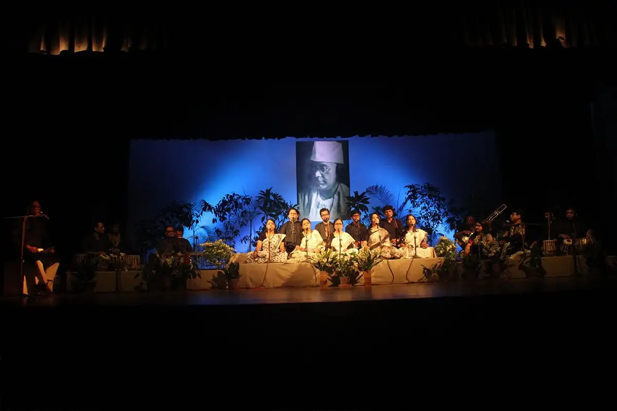 নজরুল স্মরণে সাংস্কৃতিক অনুষ্ঠানে শিল্পীরা পারফর্ম করছে. Channel i News - চ্যানেল আই নিউজ