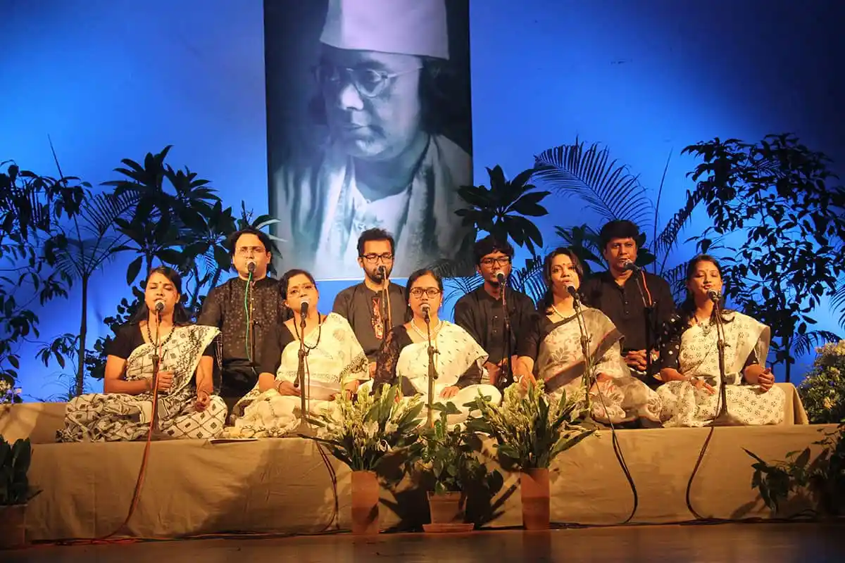 সাংস্কৃতিক অনুষ্ঠানে অংশগ্রহণকারী শিল্পীরা মঞ্চে পারফর্ম করছে. Channel i News - চ্যানেল আই নিউজ