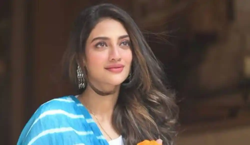 প্রখ্যাত নারী অভিনেত্রী সুন্দর পোশাক ও হালকা হাসি সহ. Channel i News - চ্যানেল আই নিউজ