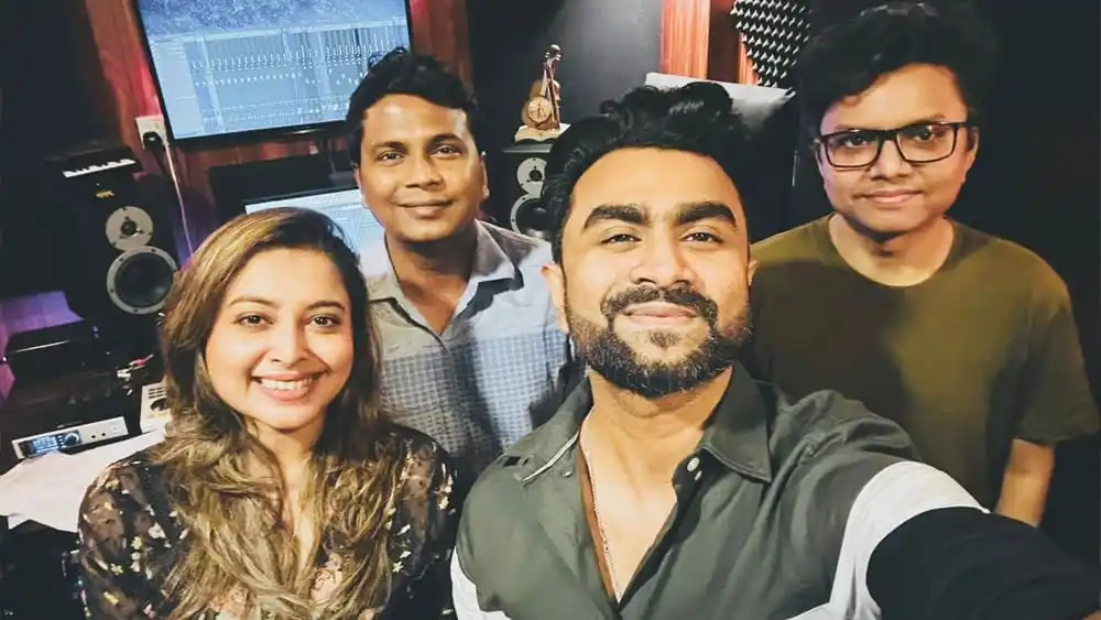 চারজন তরুণ ব্যক্তি স্টুডিওতে হাসিমুখে ছবি তুলছেন. Channel i News - চ্যানেল আই নিউজ
