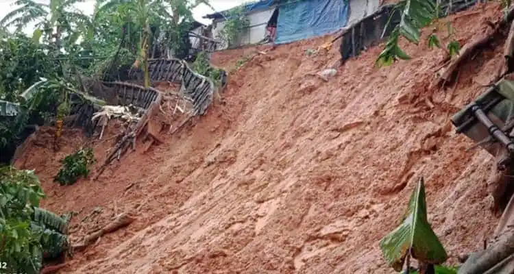 পাহাড় ধসের কারণে ক্ষতিগ্রস্ত এলাকা, ধসে পড়া মাটি ও ক্ষতিগ্রস্ত গাছপালা. Channel i News - চ্যানেল আই নিউজ